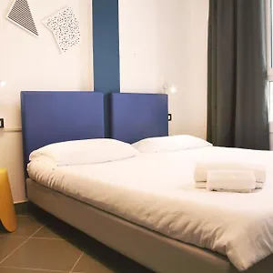 Hostel &, Lecco